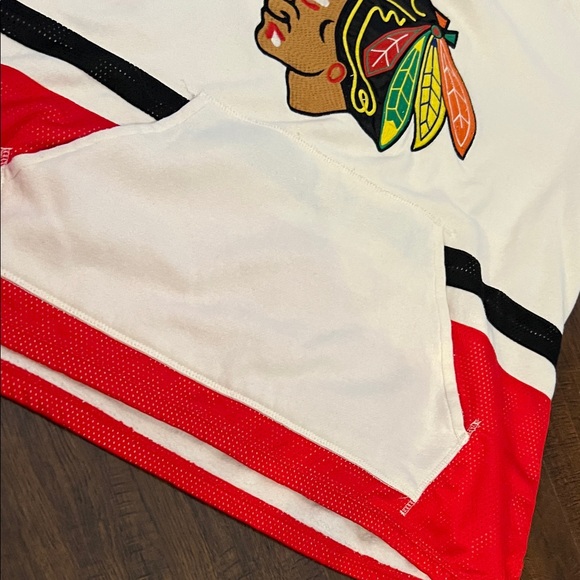 vintage CCM brand white lace-up jersey hoodie featuring the Chicago Blackhawks - Picture 5 of 9